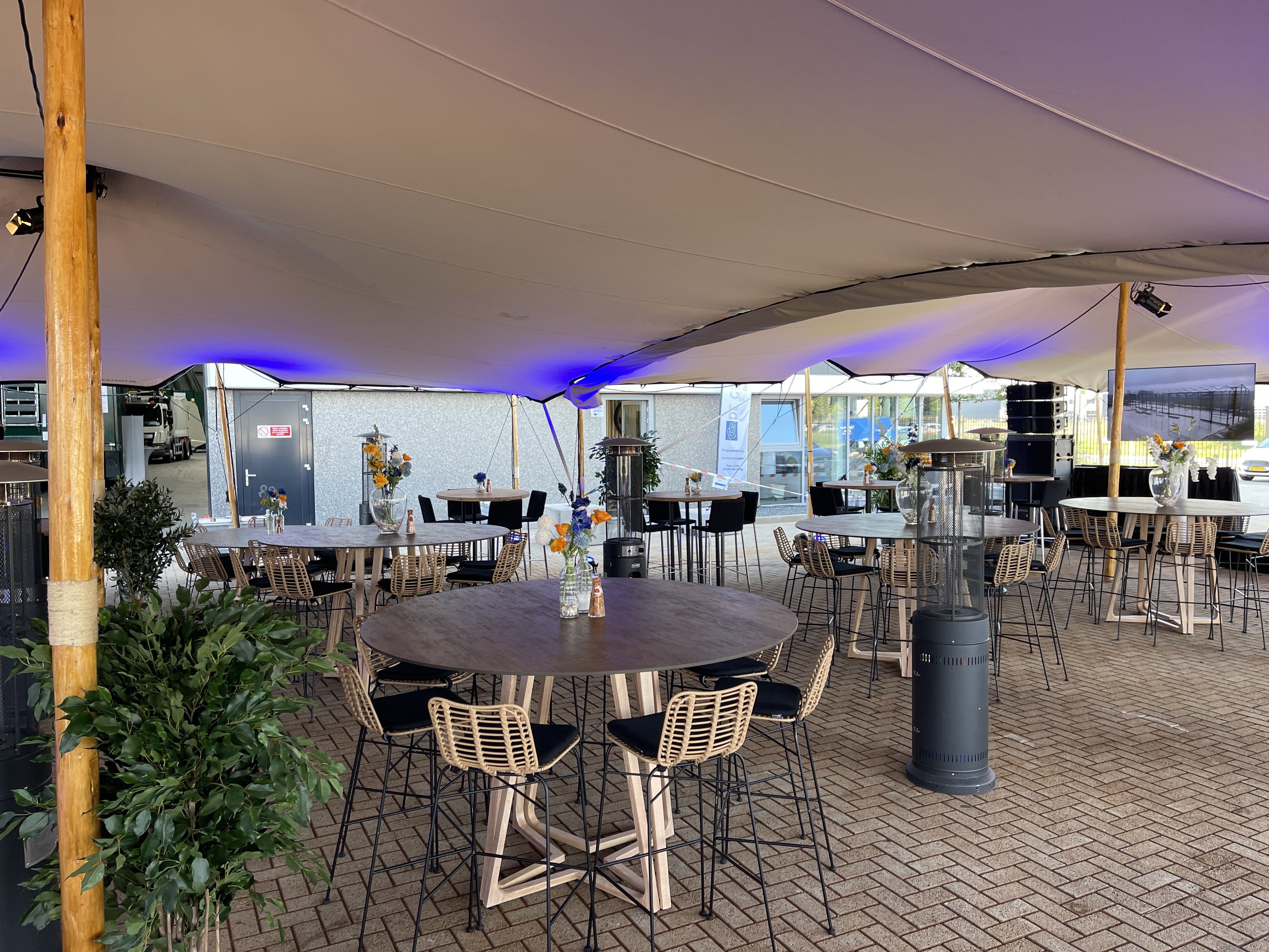 Wings statafel roest 180 rond