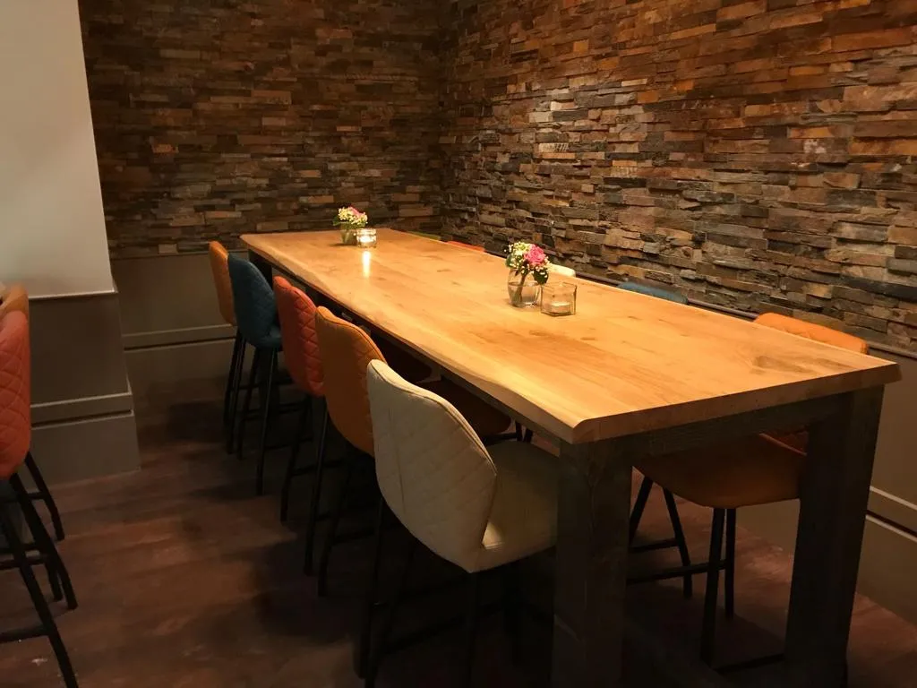 gekleurde stoelen met tafel (3)_1747057364.jpg