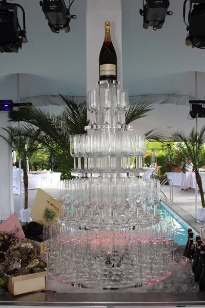 Champagnetoren inclusief afgerokte tafel